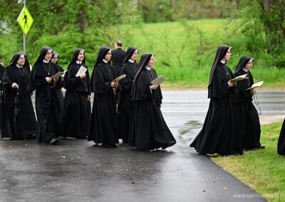 Sisters MICM sing hymns during May Procession